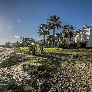  Apartment Hb - Comfortable Beachfront Holiday Apartment
